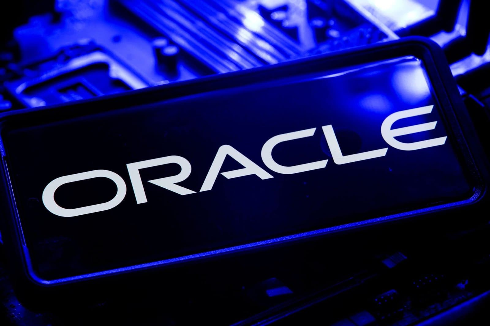 Oracle Shares Slide Amid Concerns Over AI Partnership and Credit Rating
