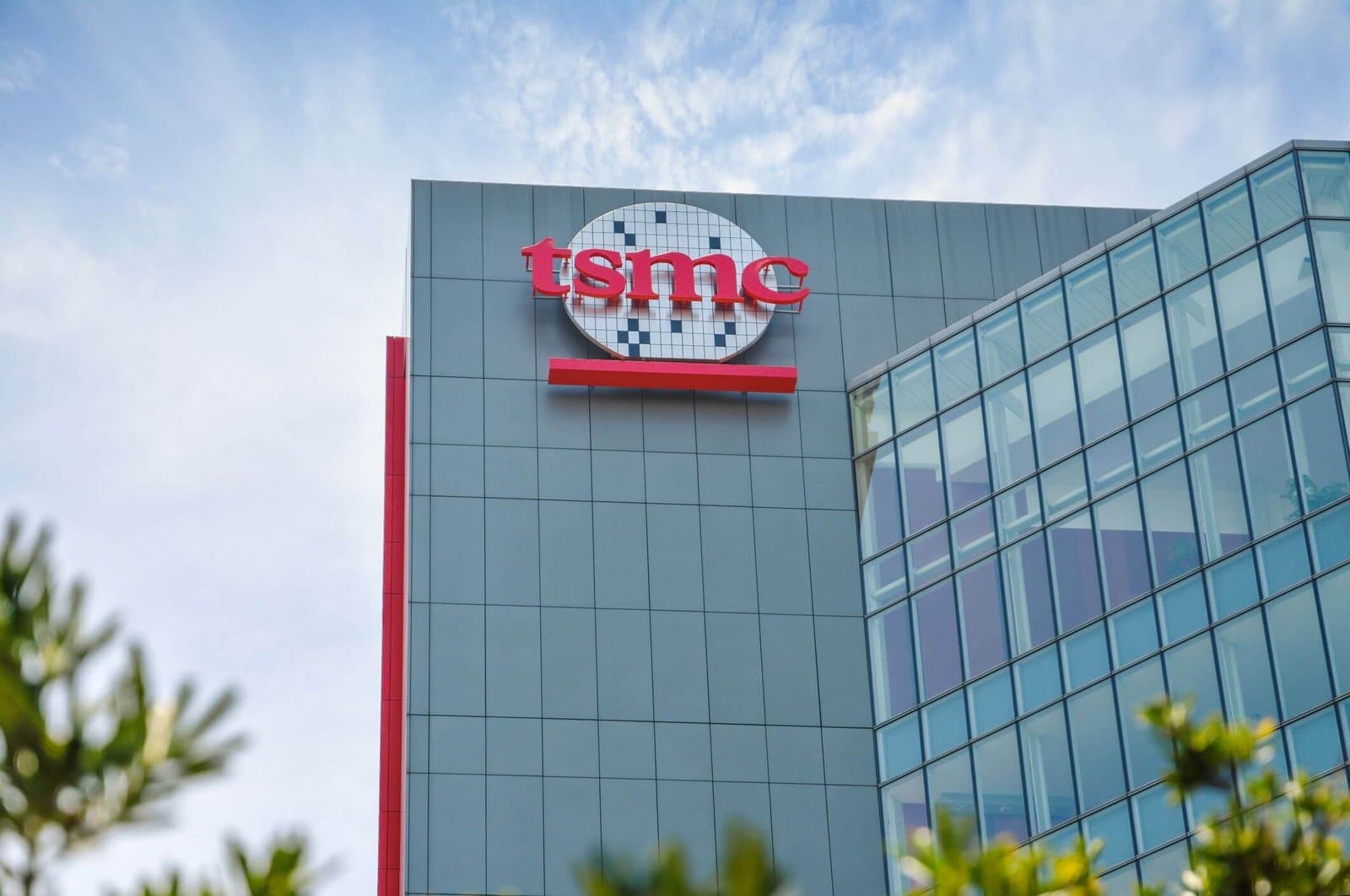 TSMC's Shares Fall 4% Despite Strong Earnings and Major Investment Plans