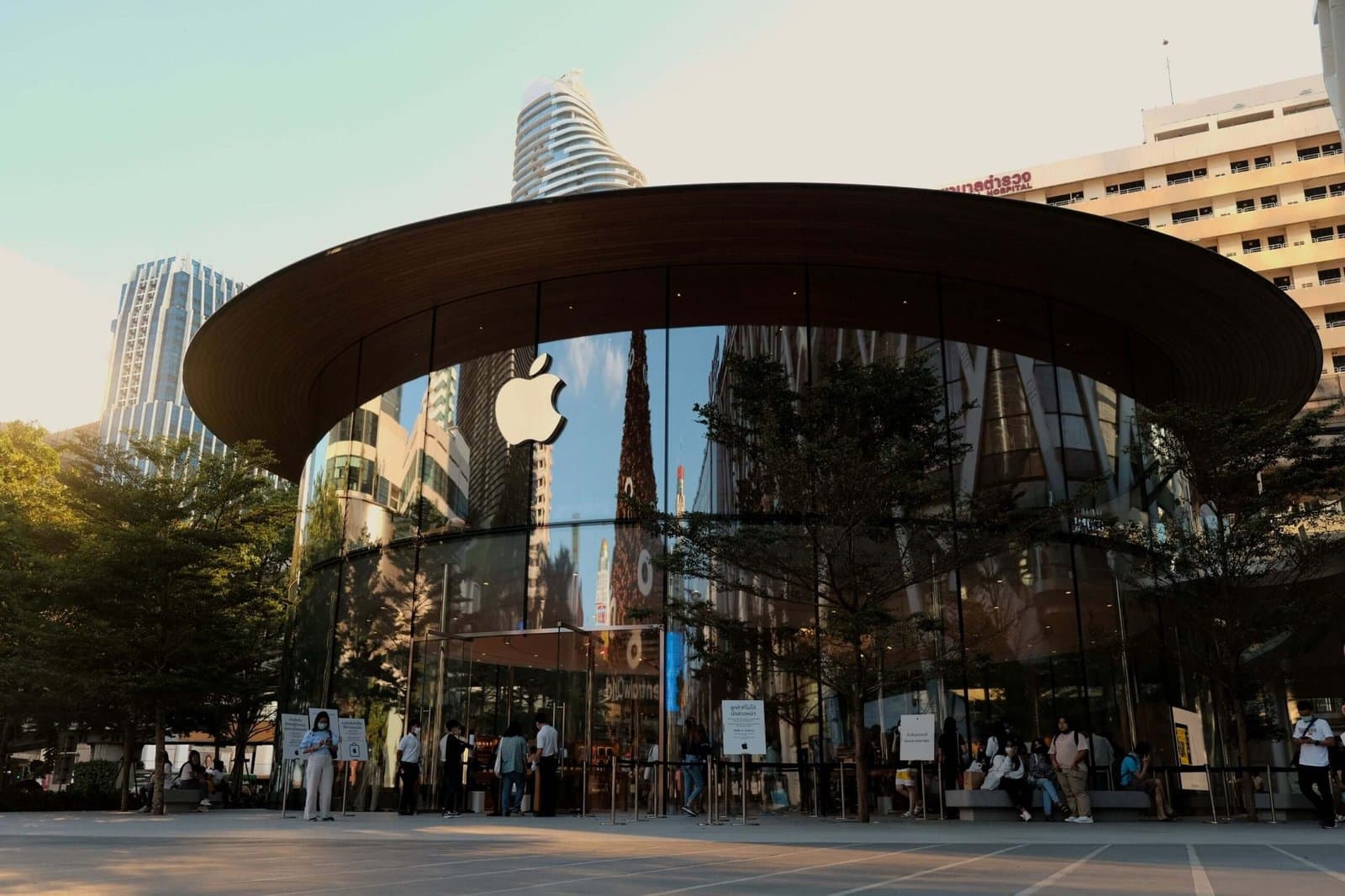 China Approves Apple's AI Service, Boosting Shares of Alibaba and Baidu