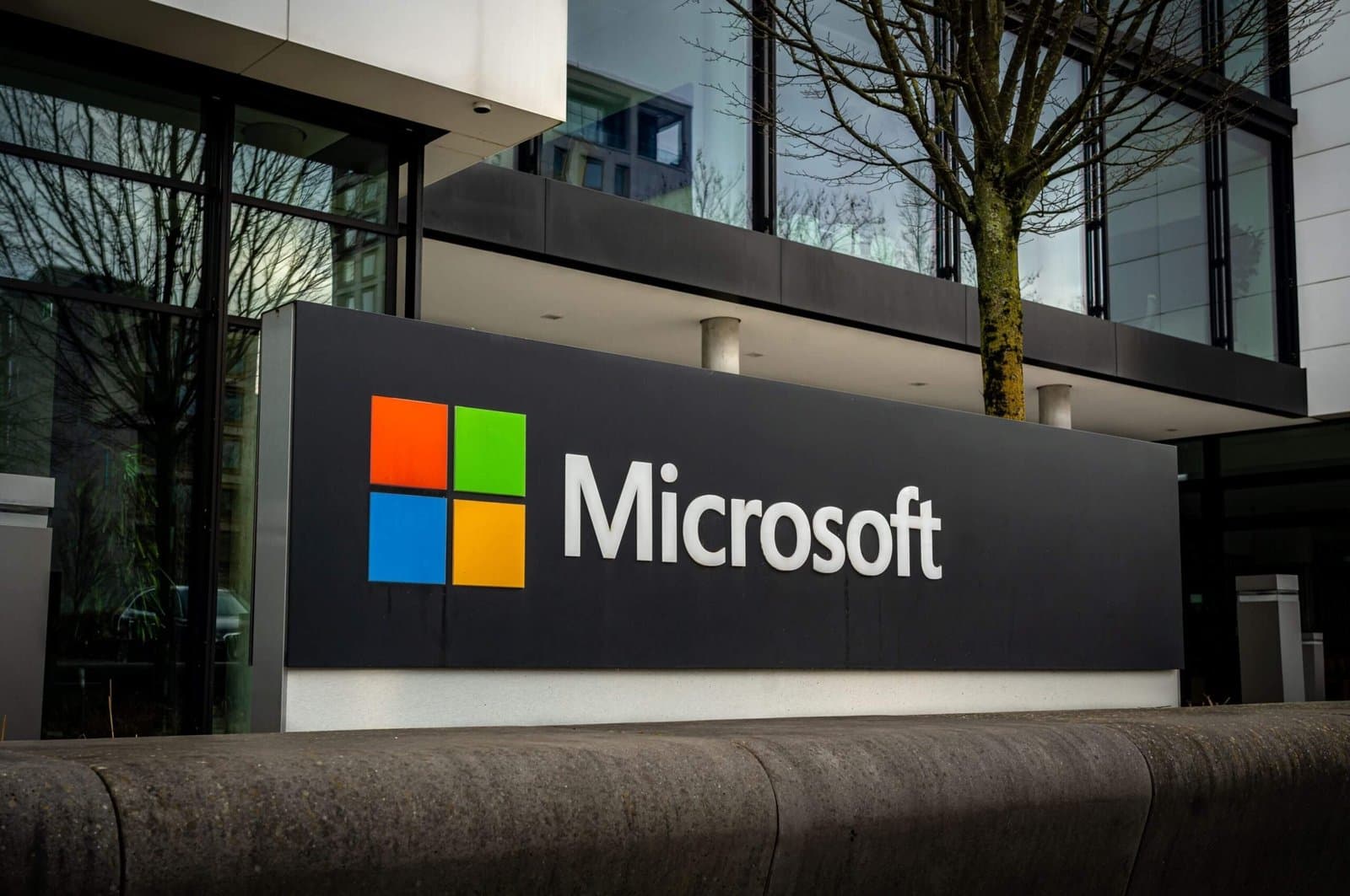 Wells Fargo Adjusts Microsoft Price Target While Maintaining Confidence