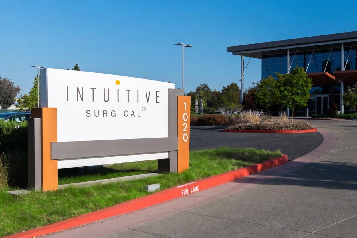Intuitive Surgical Shares Reach New Low Before Earnings Announcement